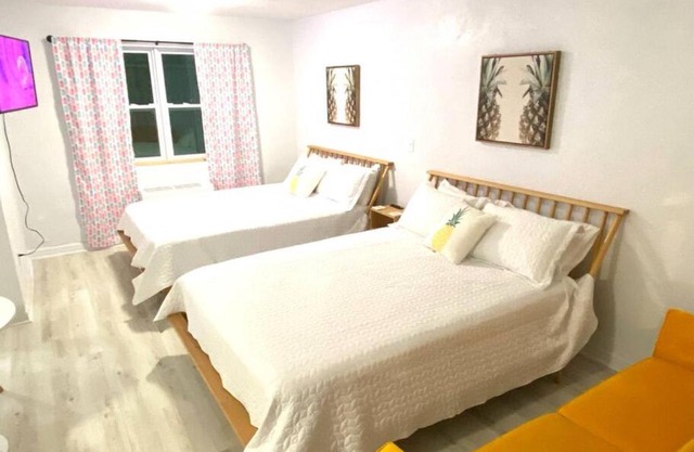Pineapple Shores Retro Inn 3