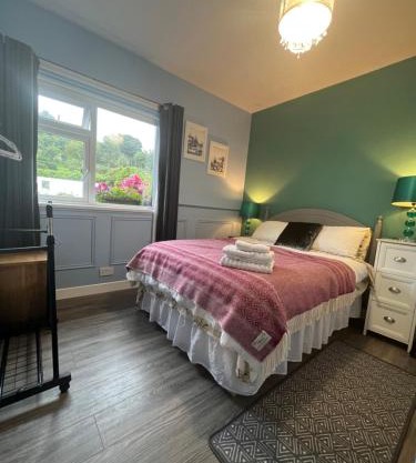 PINEBROOK House Double bed Small En-suite room beautiful garden