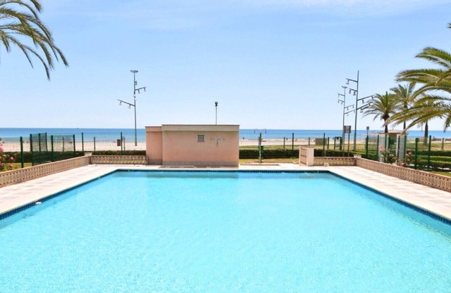 PINEDA 5 with communal pool, beach at 100m