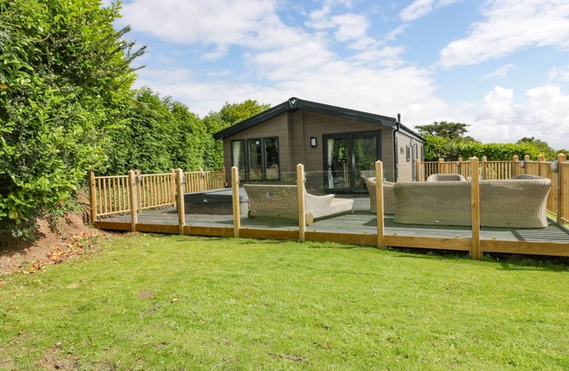 PINEHURST LODGE, pet friendly, character holiday cottage in St Day
