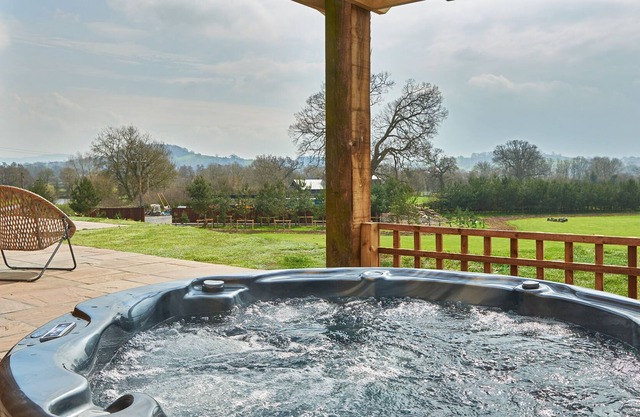 PINELANDS, family friendly in Llansantffraidd-Ym-Mechain