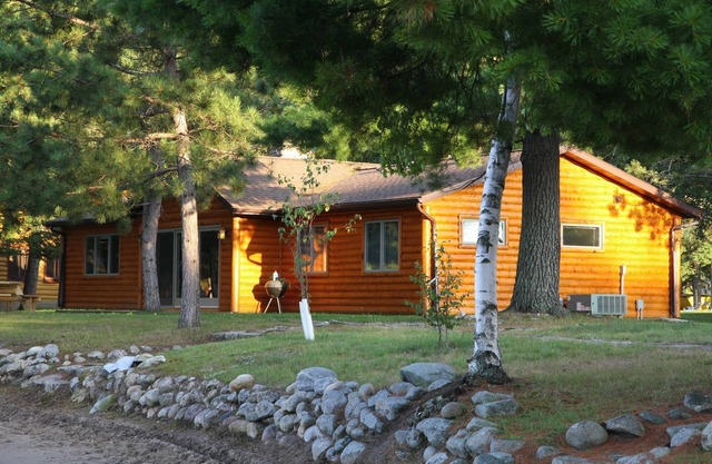 Pines - 4 BR right on Big Sand Lake