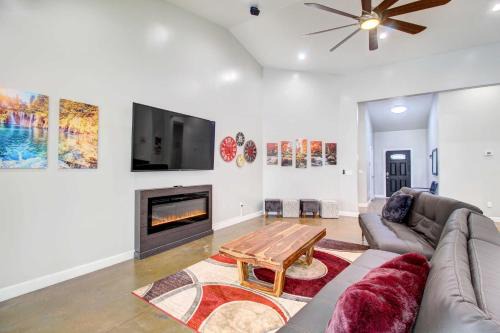 Pinetop-Lakeside Home with Private Hot Tub and Bar