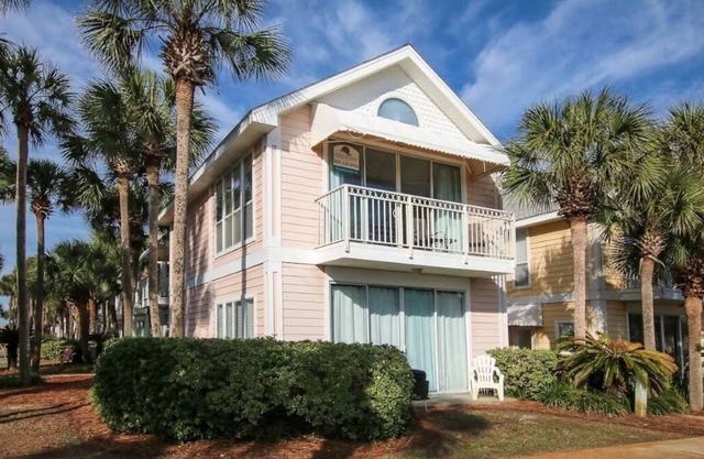 Pink Beach View Home Upper Base - 3 Min Walk to Beach