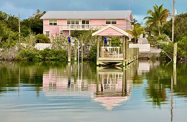 Pink Bikini Apartment with Dock, Green Turtle Cay