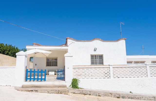 PINK COTTAGE 10 BEDS 100 METERS FROM THE BEACH