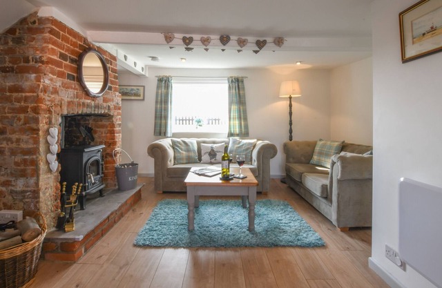 PINK COTTAGE, STRADBROKE, pet friendly, with open fire in Stradbroke