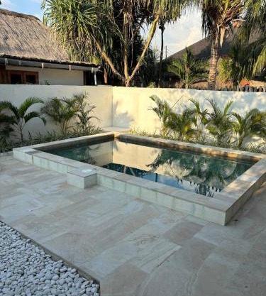 Pink Door Villa Gili Air, private pool & kitchen