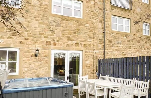 PINNACLE VIEW, pet friendly, with hot tub in Cowling