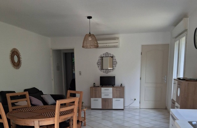 PIOLENC . apartment in Provence, single storey, very bright.