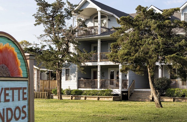 Pipe Dream: Condo with pool access. Centrally located.