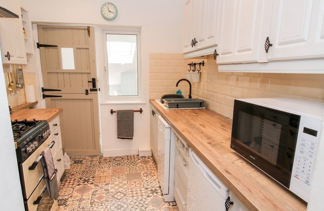 PIPERS COTTAGE, character holiday cottage, with a garden in Broseley