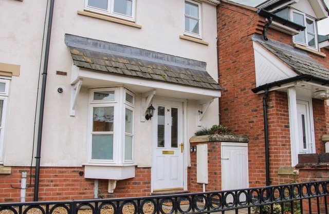 PIPPIN'S PLACE, pet friendly, with a garden in Shrewsbury