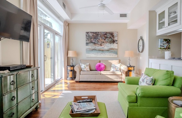PIRATE SONG in❤️Carillon Village-Sleeps 5.Incl 2 chairs&wagon 5 min walk to beach