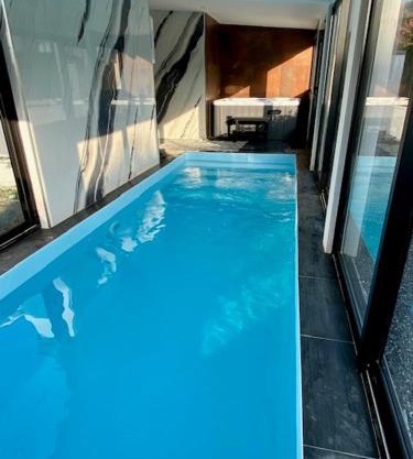 Piscine et jacuzzi Loft ravissant dans une maison basque