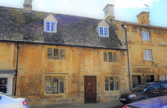 Pitchers is a Grade 11 Cotswold Stone House in the centre of Chipping Campden.