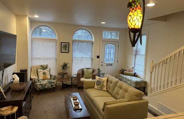 Pittsburgh’s Tropicana with outdoor year round hot tub. Fantastic location!