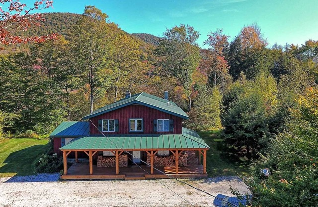 Pittsfield Chalet Beautiful home in charming Pittsfield Vermont only a few miles from Killington.
