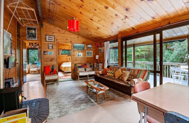 Piwakawaka ā Pukawa - Pukawa Bay Holiday Home