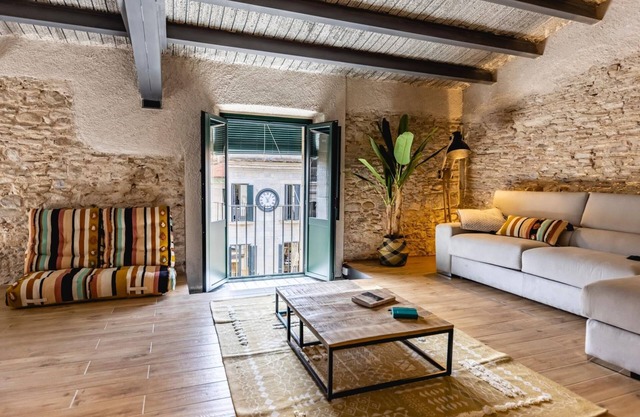 Plaça del Vi Penthouse - Holiday Apartment in Girona | Bravissimo