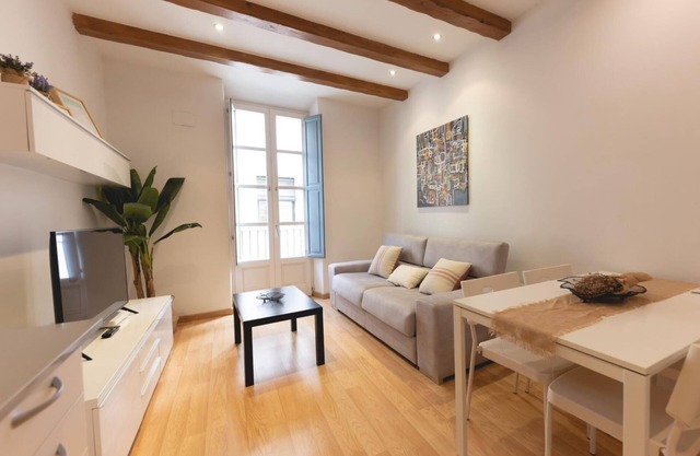 Plaça Raims - Holiday Apartment Rental in Girona | Bravissimo