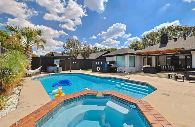 Plano Perfect Getaway - Pool, Hot Tub, BBQ Grill