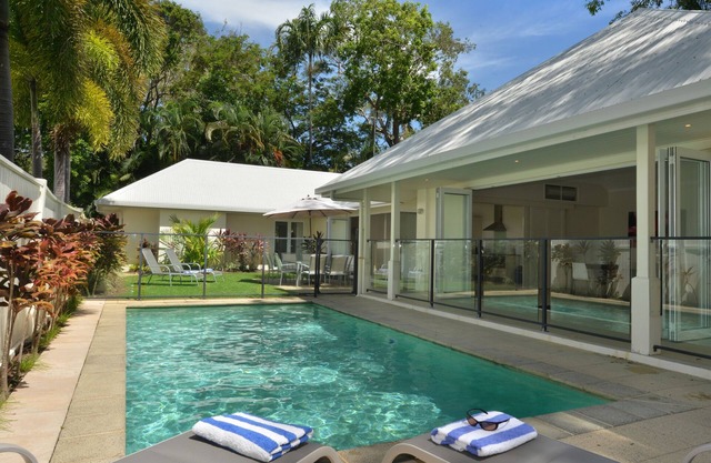 Plantation House - 4 Bedroom House by the Beach