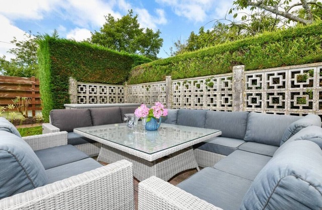 Plas Newydd 7-beds · Country House with Heated Swimming Pool & Gardens