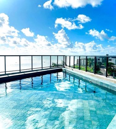 plat de luxo em frente ao oceano