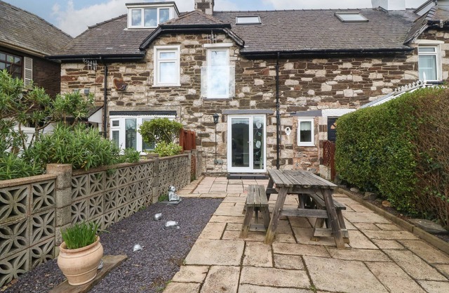 PLATFORM 13 RAILWAY COTTAGE, pet friendly in Llandudno Junction