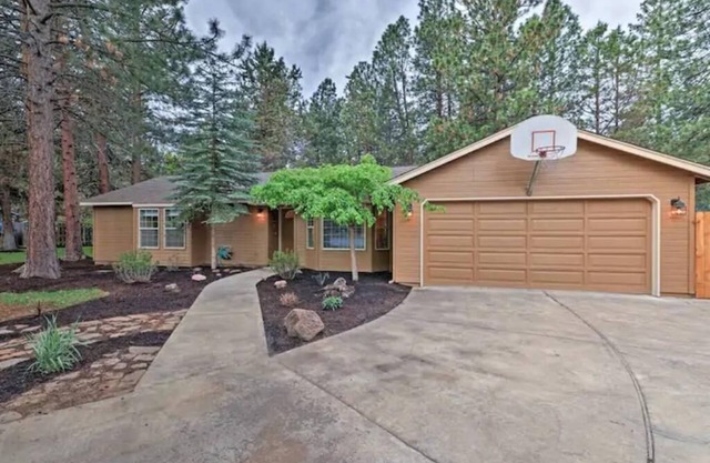 Platinum Paradise-Private Hot Tub-Gas Firepit-Located In BEND-30 Min to Bachelor