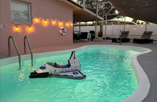 Play, Swim, Relax – Modern Gem