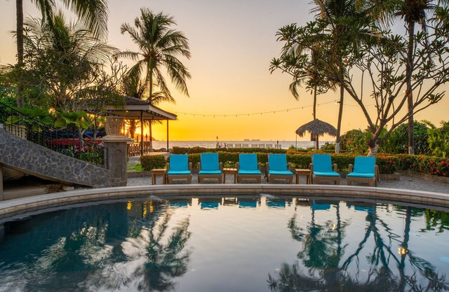 Playa Potrero - impressive 9 BR beachfront villa: Casa Taj
