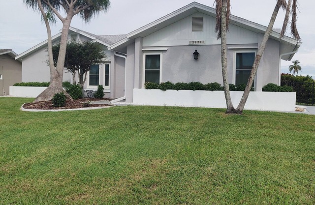 Playful Pelican 3/2 waterfront pool house w. direct access to Gulf SW Cape Coral