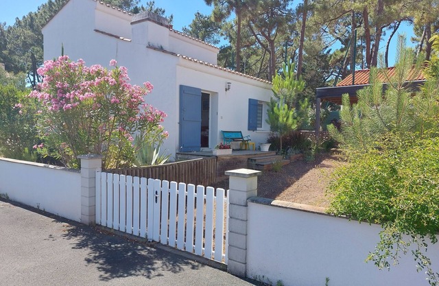 Pleasant house in quiet residential area on the Presqu'île de l'aiguillon