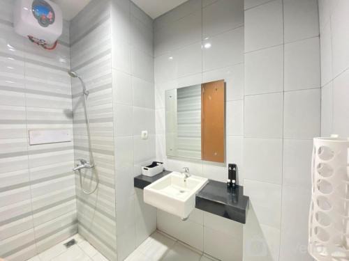 Pleasant 1BR Deluxe at Dago Suites Apartment near ITB By Travelio