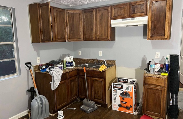 Pleasant 2-bedroom house with AC in Macon. Only 2 blocks from piedmont hospital.