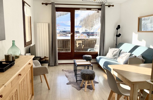 Pleasant 6-person apartment in Vars facing the slopes