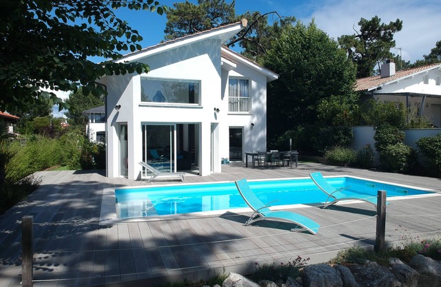Pleasant air-conditioned villa, heated swimming pool, ideal for families or friends