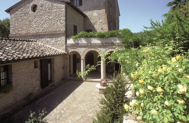 Pleasant holiday home in Mantignana with private terrace