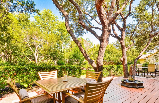 Pleasant home at Lake Austin with lovely backyard - central AC & private W/D