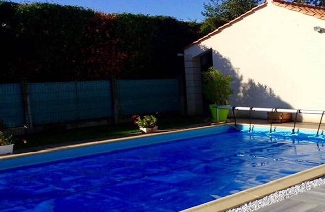 Pleasant house ( 6 pers) with swimming pool and close to the sea