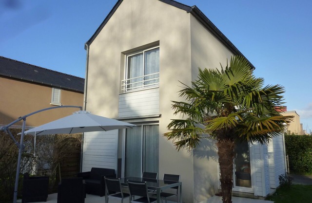 Pleasant house close to the Prieuré beach.