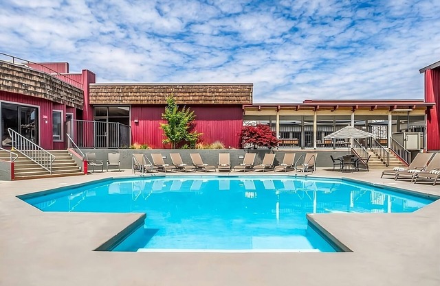 Pleasant Stay! 2 Comfortable Units for Families, w/Free Parking, Onsite Pool!