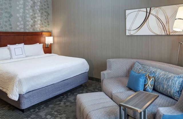 Pleasant Stay, Convenient Location! Pets are Welcome, Indoor Swimming Pool!