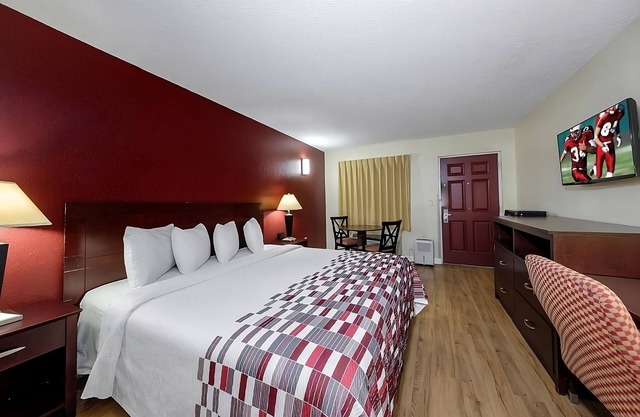Pleasant Stay, Convenient Location! FREE Parking, Pet-friendly Property, Pool!