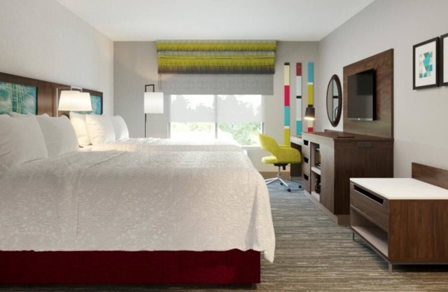 Pleasant Stay, Convenient Location! FREE Parking, Free Daily Breakfast, Pool
