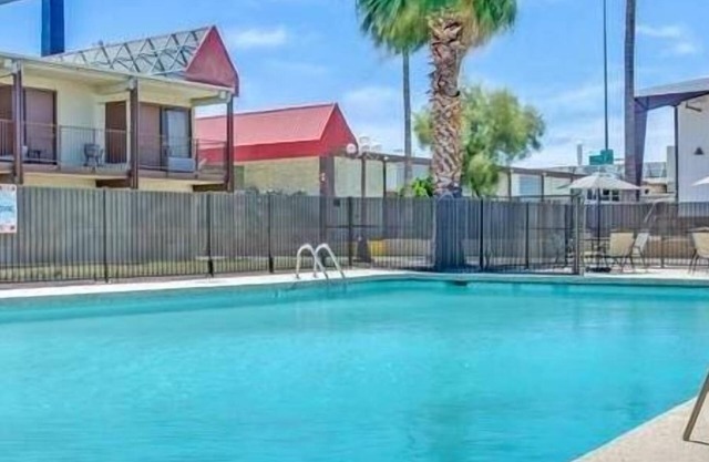 Pleasant Stay, Convenient Location! Free Parking, Onsite Outdoor Pool
