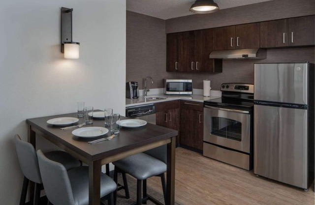 Pleasant Stay! Free Breakfast, Pets Allowed, Near Manassas National Battlefield!