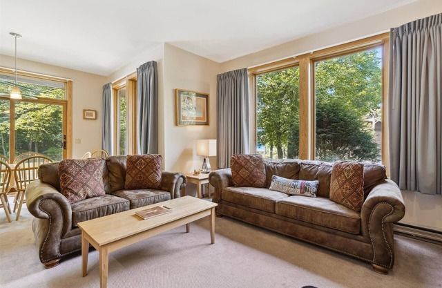 Pleasantly Decorated condo with access to pool and hot tub Highridge C1